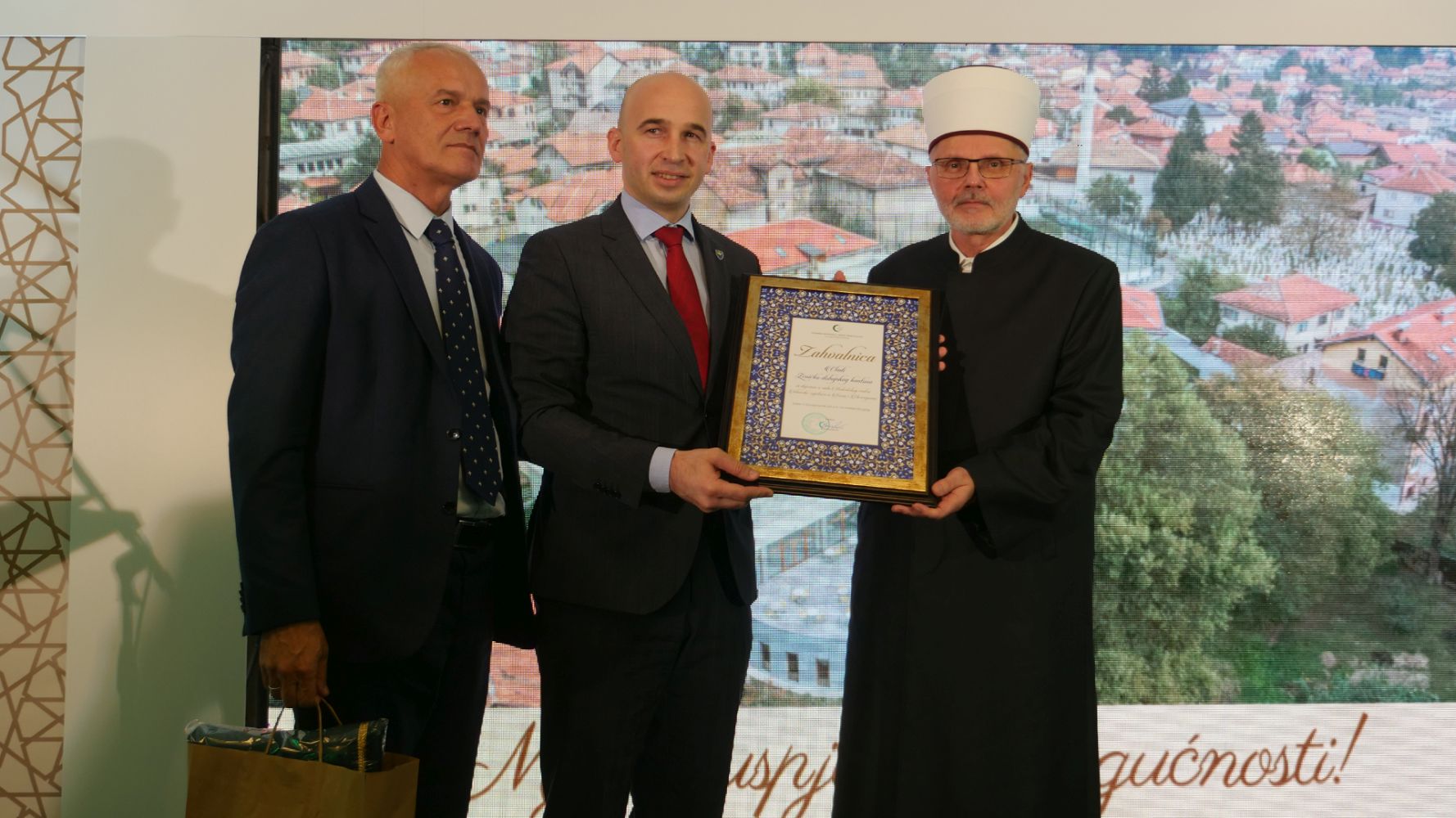 ISLAMSKA ZAJEDNICA URUČILA PREMIJERU PIVIĆU ZAHVALNICU ZA PODRŠKU RADU STUDENTSKOG CENTRA U SARAJEVU