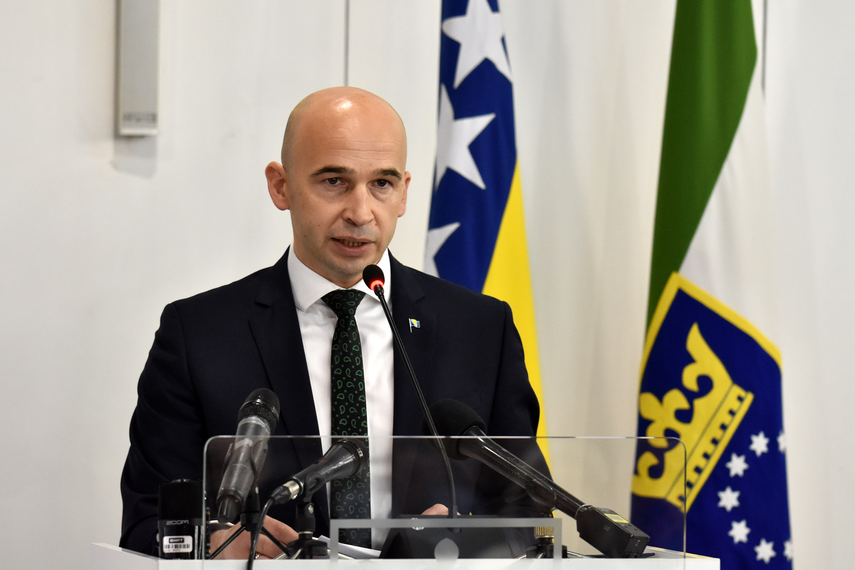 PREMIJER NEZIR PIVIĆ NAJAVIO POMOĆ VLADE U SANACIJI ŠTETA OD ZEMLJOTRESA