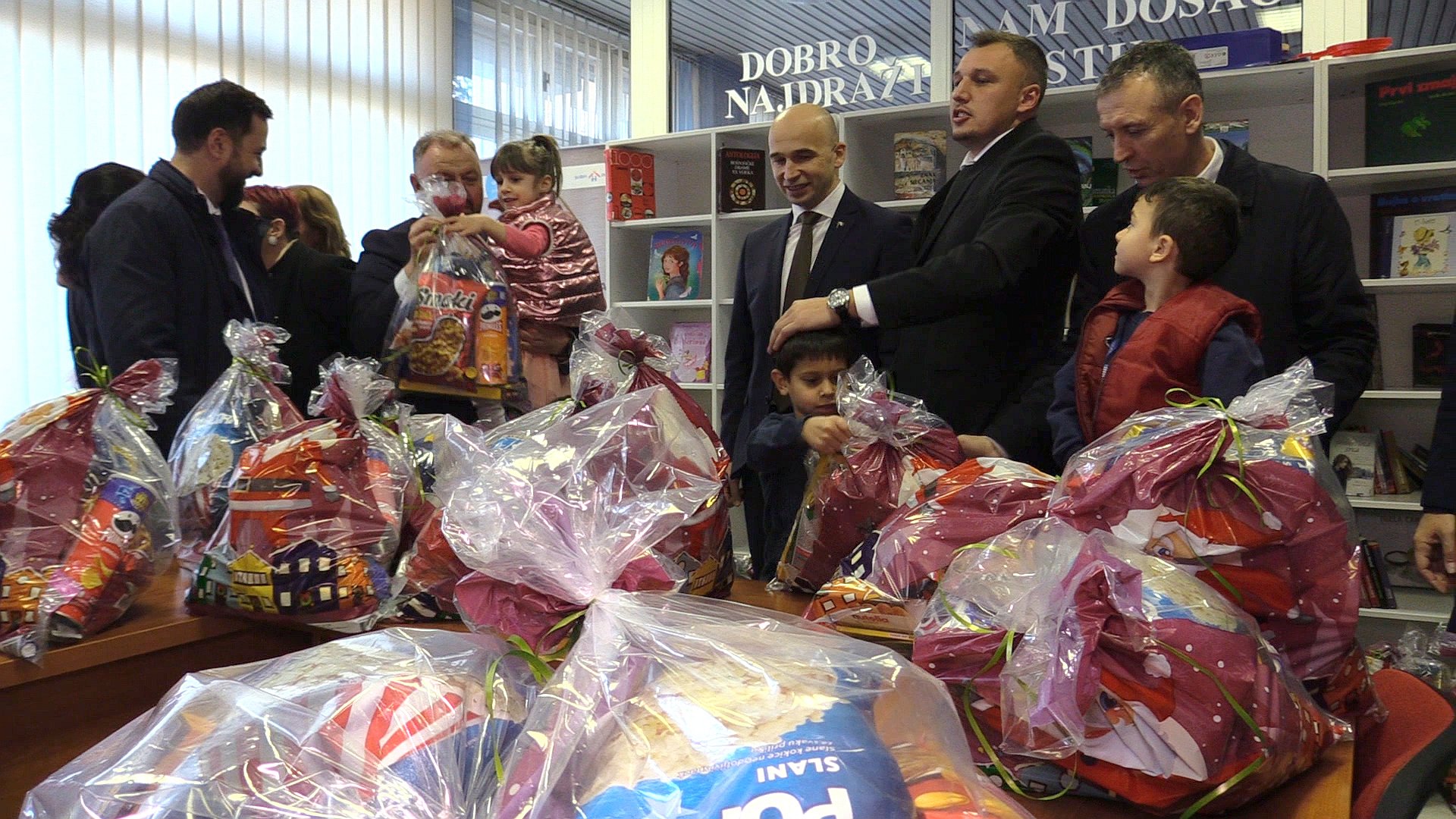PREMIJER NEZIR PIVIĆ I ČLANOVI VLADE DAROVALI NOVOGODIŠNJE PAKETIĆE DJECI U KBZ-u I DOM PORODICI