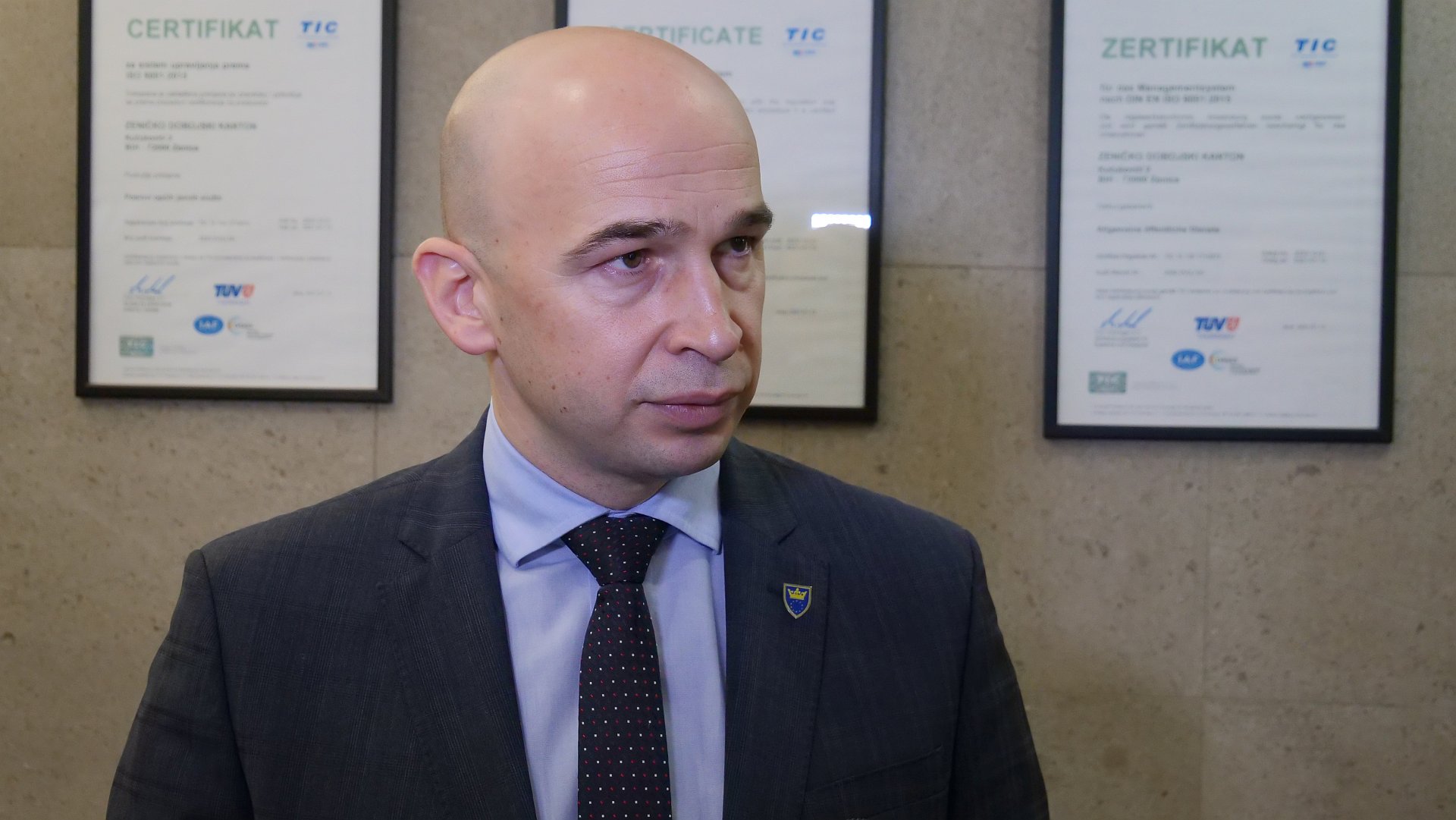 PREMIJER PIVIĆ NAJAVIO ISPLATU NOVČANE NAKNADE ZAPOSLENIM NA BUDŽETU