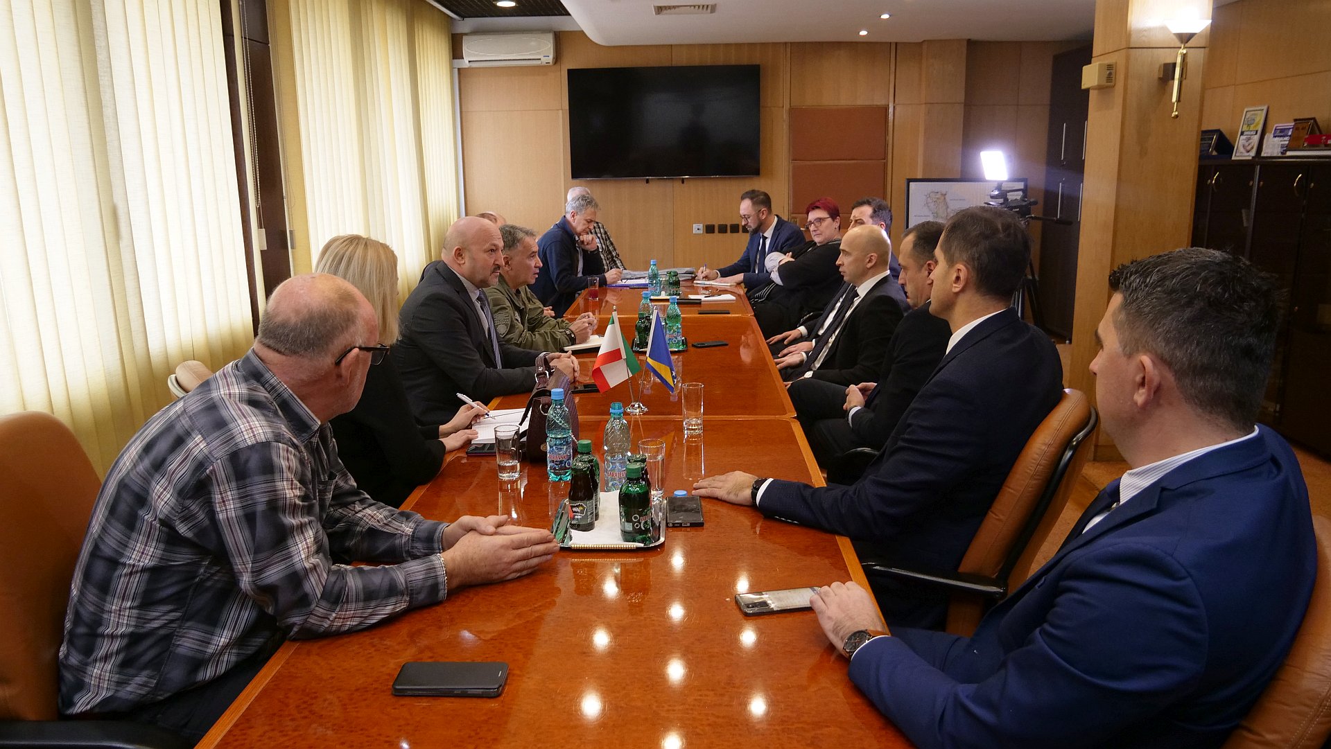 PREMIJER PIVIĆ ODRŽAO SASTANAK SA SINDIKATIMA: VLADA SUTRA DONOSI ODLUKU O ISPLATI NOVČANE NAKNADE OD 350 KM