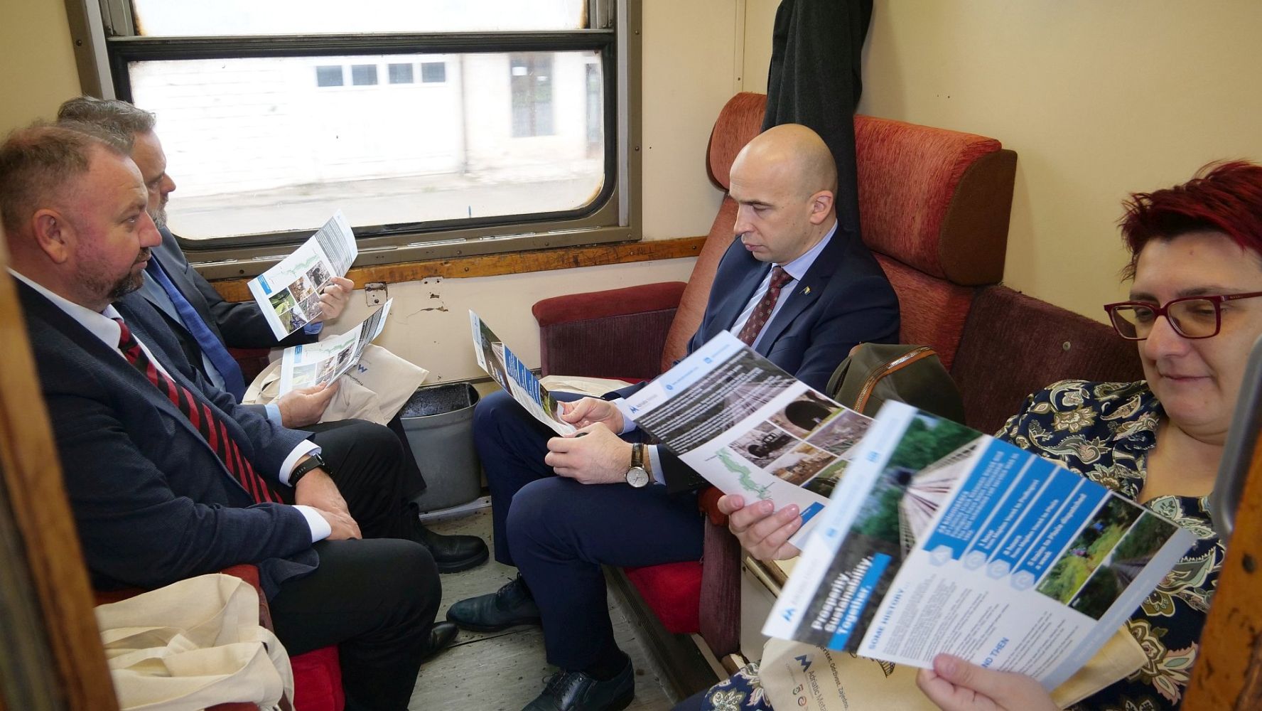 OBNOVLJENA ŽELJEZNIČKA LINIJA PODLUGOVI-VAREŠ: PREMIJER PIVIĆ I ČLANOVI VLADE PODRŽALI NAJVEĆU POSLIJERATNU INVESTICIJU U BIH