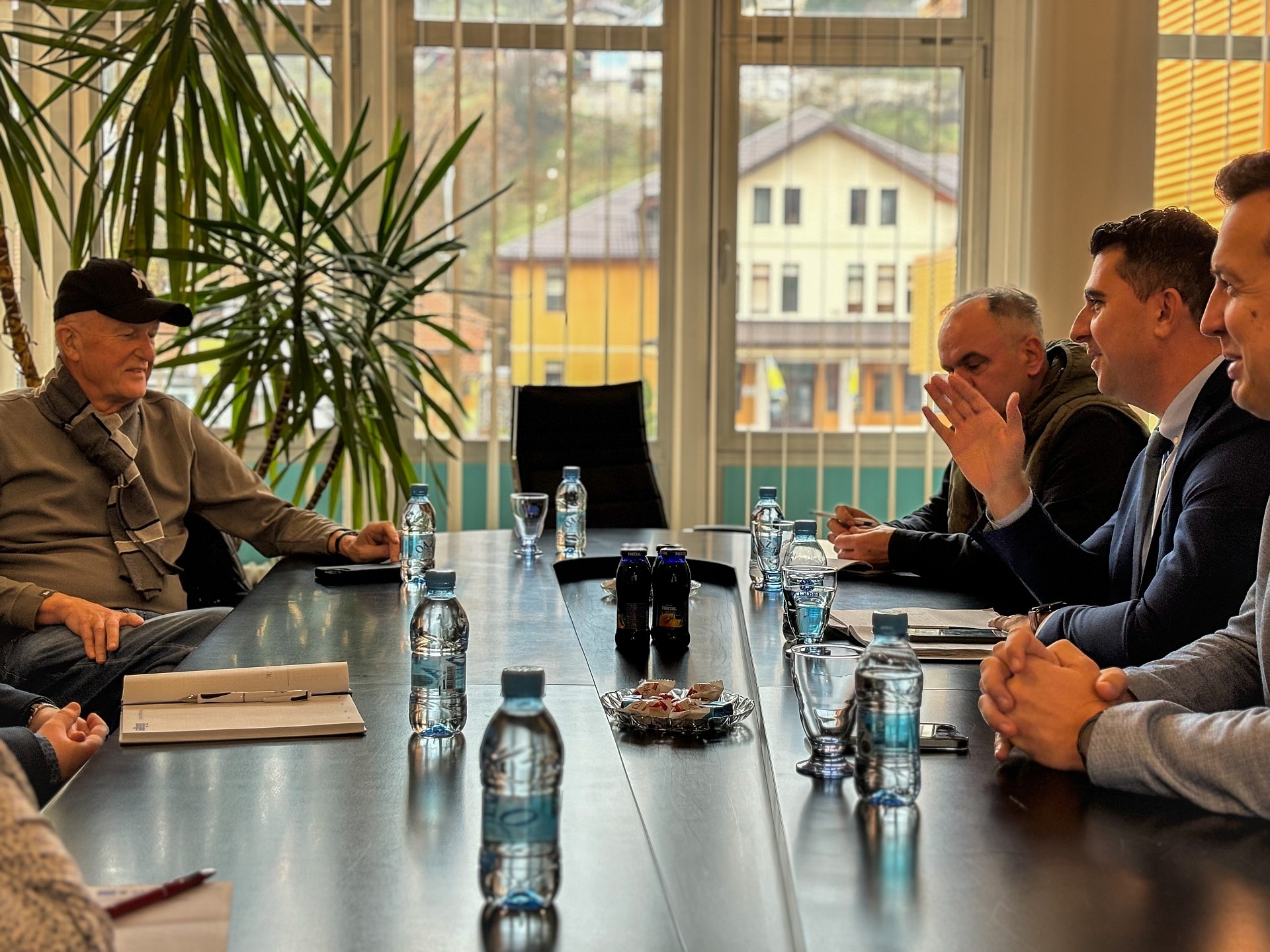 MINISTAR ŠABANI I ZASTUPNIK KAPKOVIĆ POSJETILI NAČELNIKA MEMAGIĆA U OLOVU: NAGLASAK NA RAZVOJU INFRASTRUKTURE I OKOLIŠA