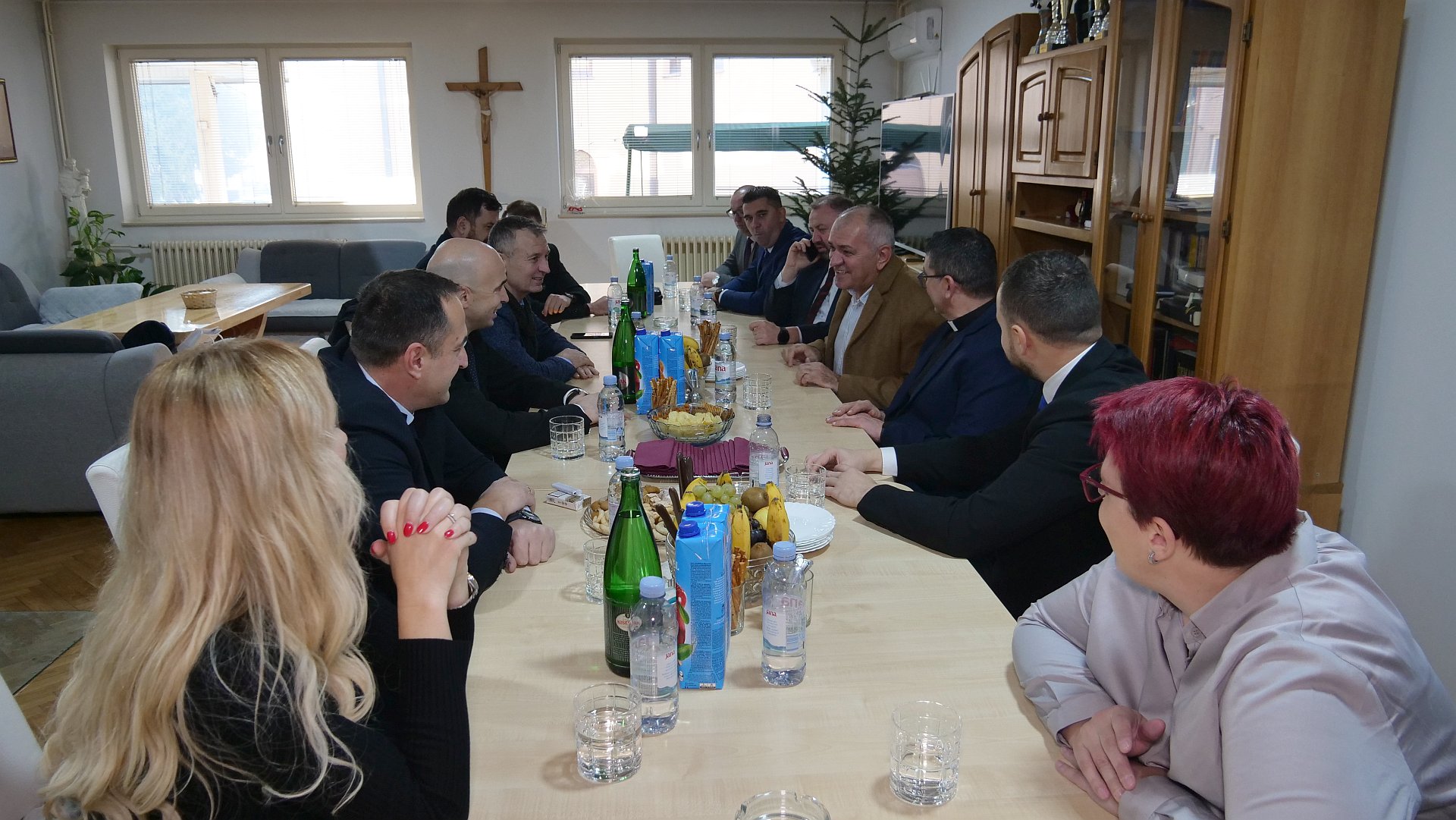 VLADA ZDK NA ČELU S PREMIJEROM NEZIROM PIVIĆEM POSJETILA DEKANAT KATOLIČKE CRKVE U ŽEPČU I PRAVOSLAVNU CRKVENU OPŠTINU U ZENICI