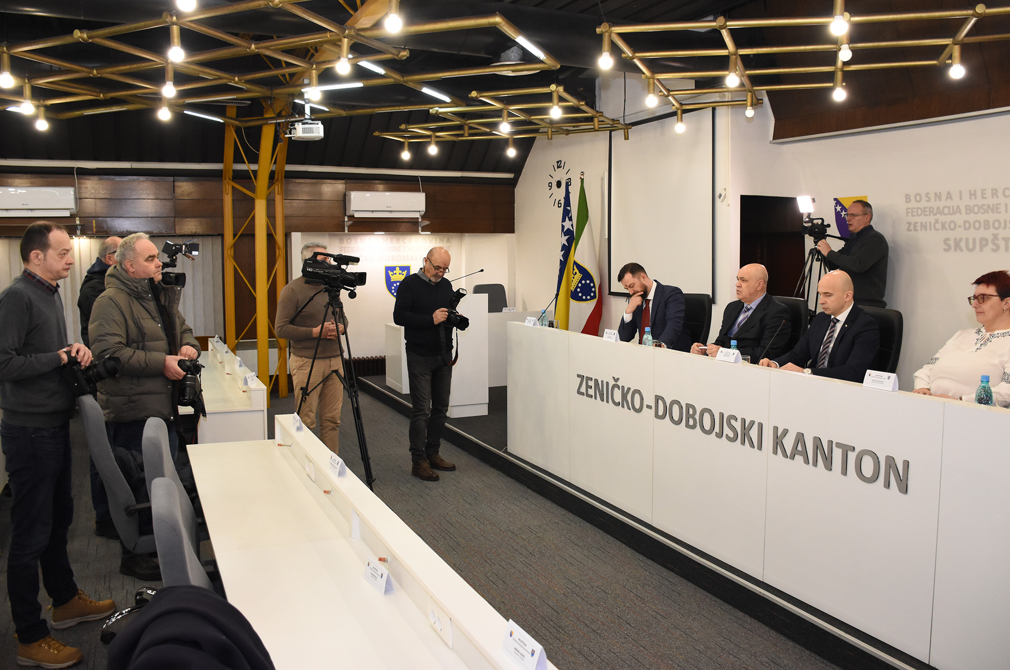 POTPISAN NOVI KOLEKTIVNI UGOVOR ZA UNZE: LINEARNO POVEĆANJE PLAĆA I NAKNADE ZA PREVOZ TE BESPLATAN DOKTORSKI STUDIJ ZA MLADE ISTRAŽIVAČE