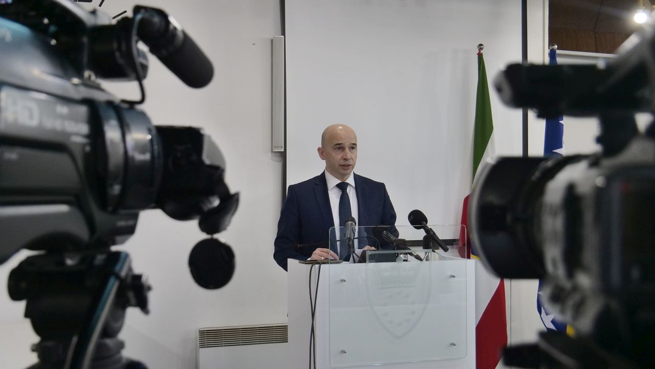 PREMIJER PIVIĆ NA PRESS KONFERENCIJI POVODOM PRVIH 100 DANA RADA VLADE: RAZVOJ KBZ-A NEMA ALTERNATIVU, RAZVIJATI BOLNICU U SADAŠNJEM KRUGU ILI TRAŽITI NOVU LOKACIJU