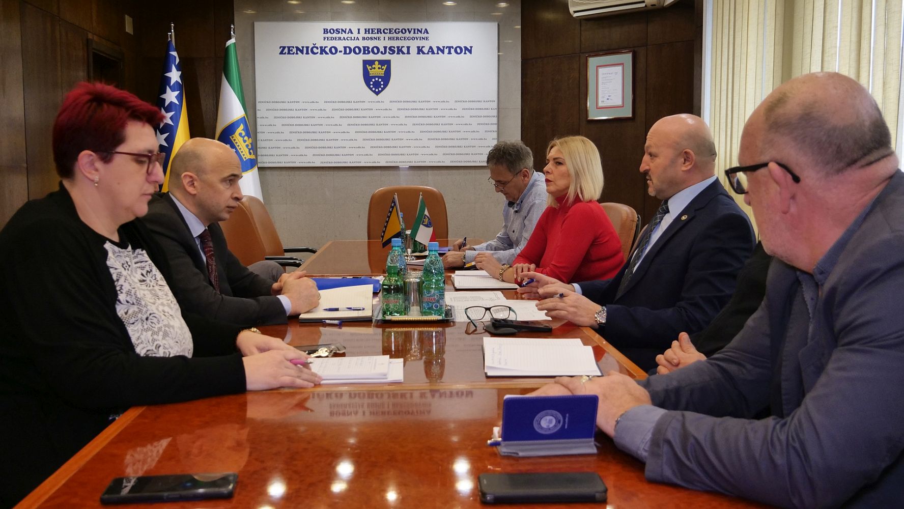 VLADA ZDK I SINDIKAT DOGOVORILI POVEĆANJE PLATE DRŽAVNIM SLUŽBENICIMA I NAMJEŠTENICIMA U ORGANIMA UPRAVE I PRAVOSUĐU ZA 9,5 POSTO