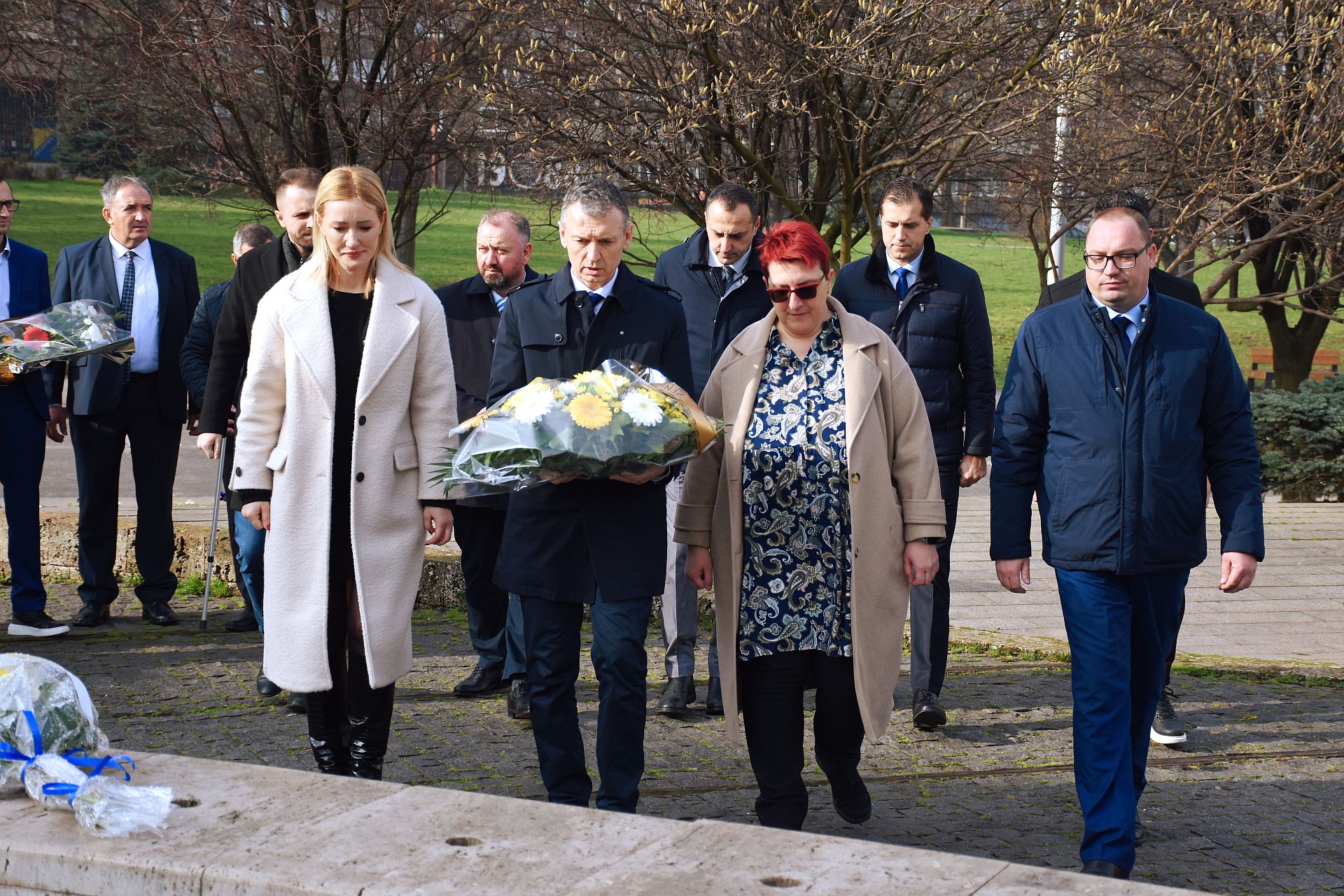 DAN NEZAVISNOSTI BIH: DELEGACIJE VLADE I SKUPŠTINE ODALE POČAST PATRIOTAMA I CIVILNIM ŽRTVAMA RATA, UPRILIČEN PRIJEM ZA UDRUŽENJA BRANILACA