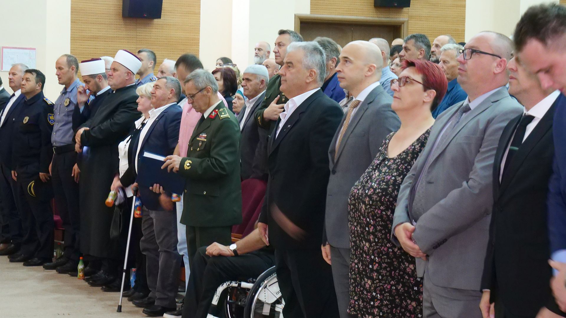 Dan Armije RBiH obilježen defileom, odavanjem počasti i svečanom akademijom