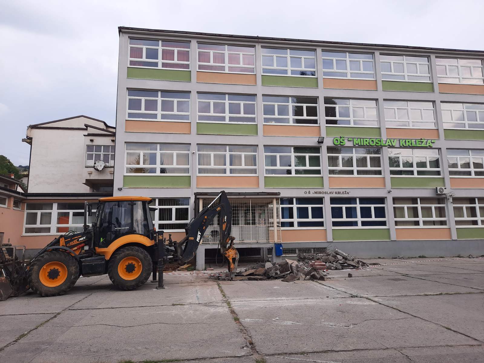 Počela rekonstrukcija ulaza OŠ Miroslav Krleža Zenica