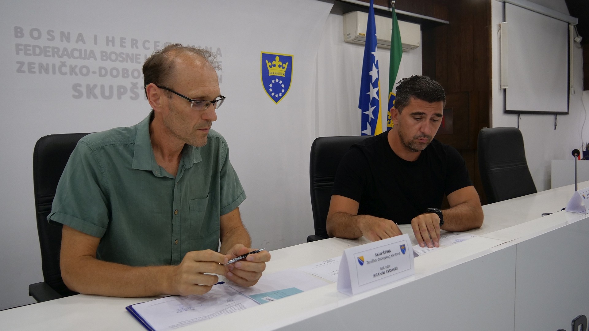 Požar na Tajanu još aktivan, helikopter OS BiH povučen radi djelovanja na Bjelašnici