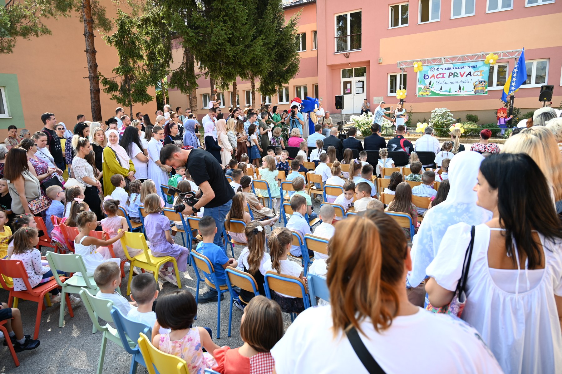 Premijer Pivić i ministar Mušija uručili besplatne udžbenike prvačićima OŠ Vladimir Nazor u Zenici