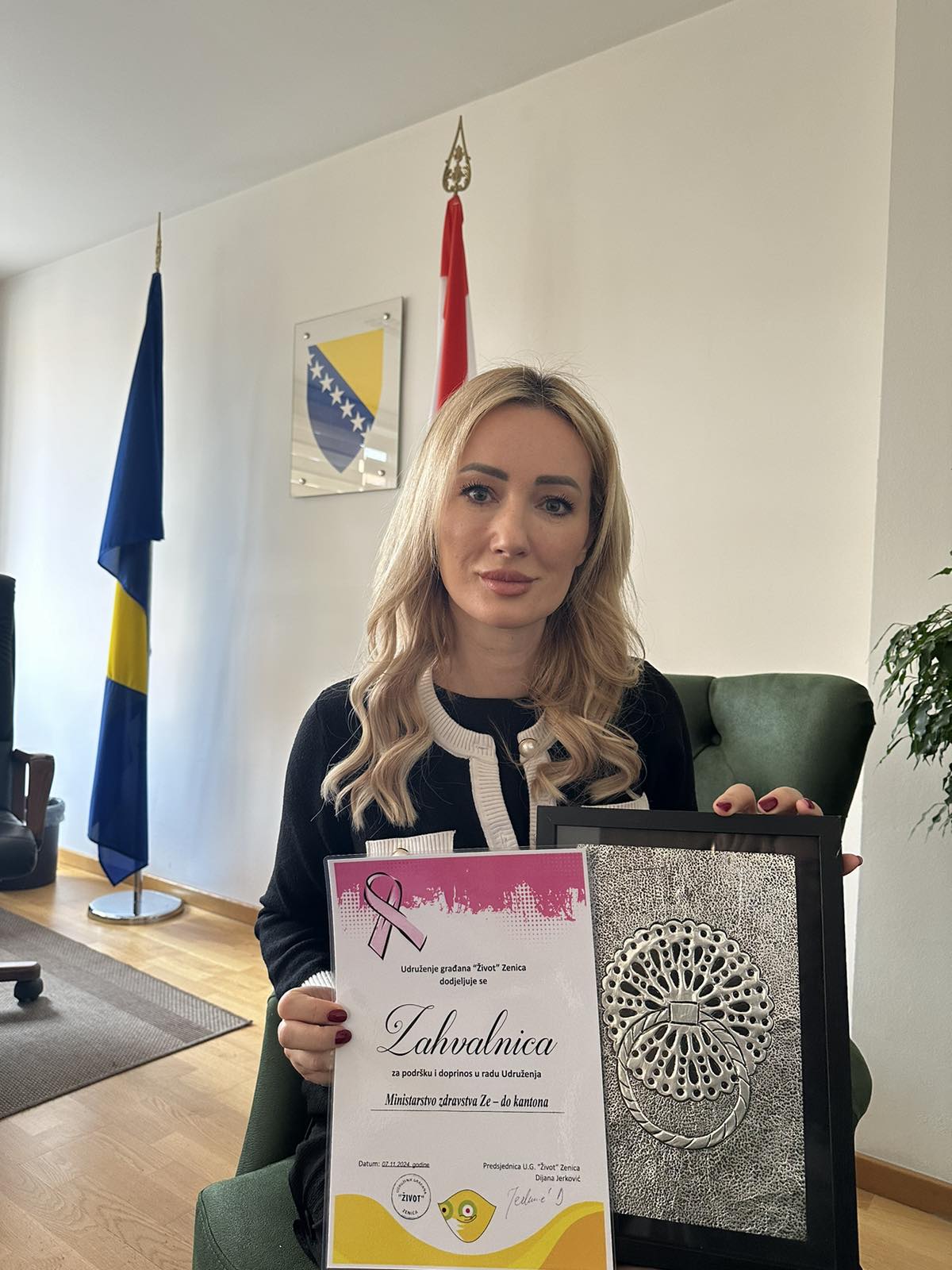 Udruženje žena oboljelih od raka dojke “Život” iz Zenice uručilo zahvalnicu ministrici Salčinović