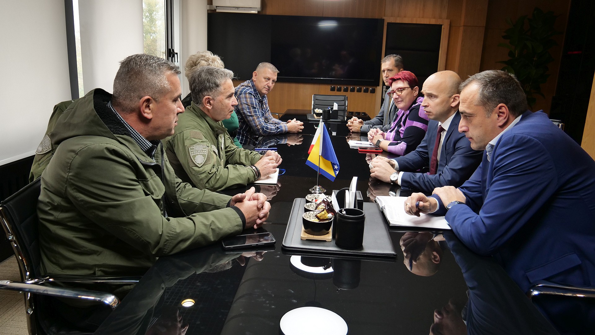 Predstavnici Vlade ZDK i granskih sindikata dogovorili povećanje plate za službenike policije, javne uprave i pravosuđa od 10 posto