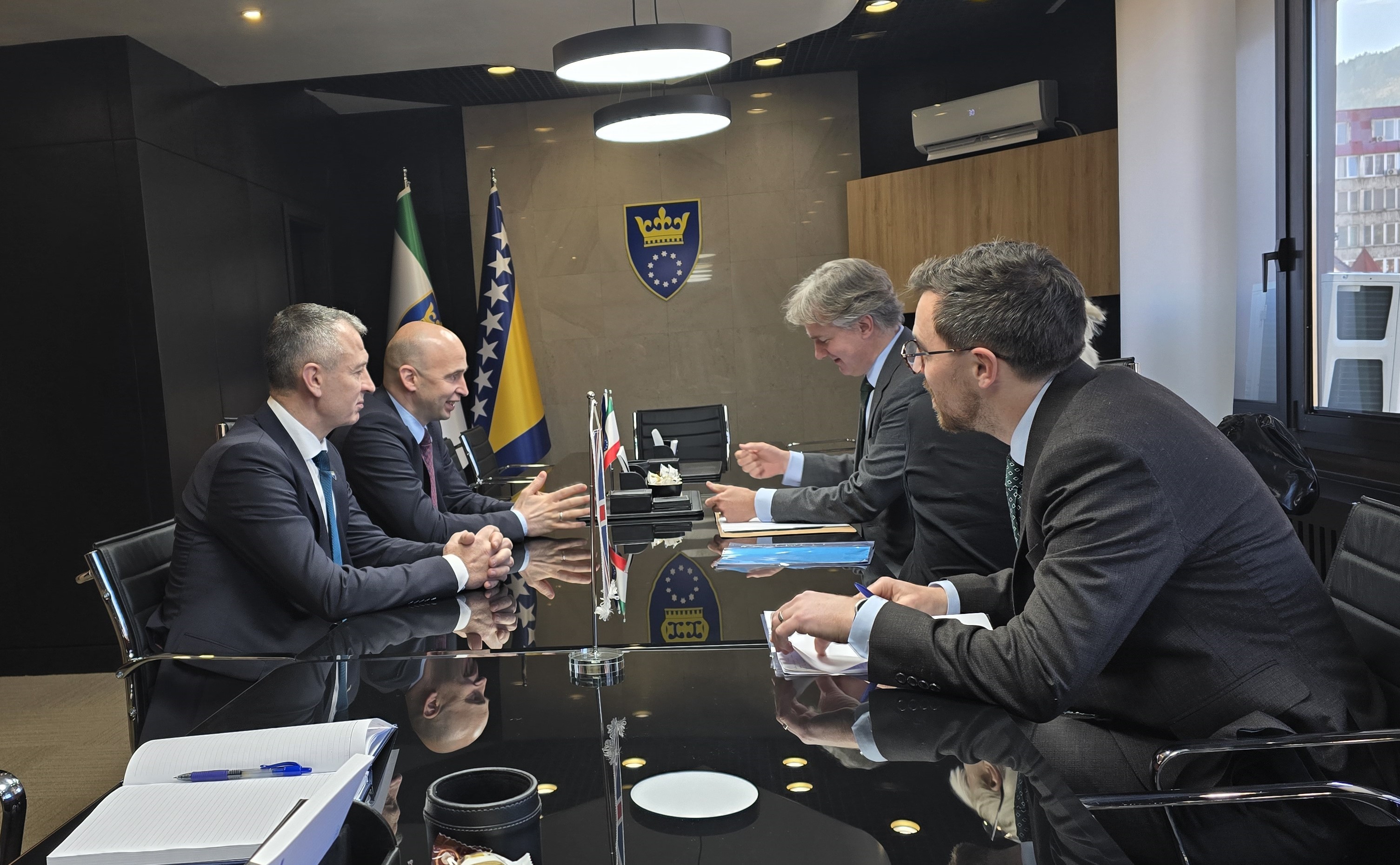 Ambasador Julian Reilly razgovarao s premijerom Nezirom Pivićem i predsjedavajućim Skupštine Ćazimom Huskićem