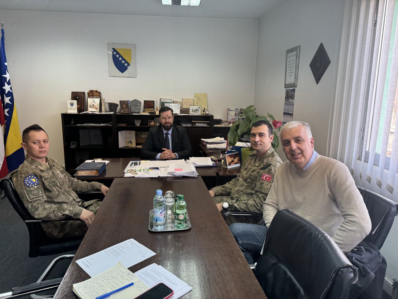 Major Mehmet Yilmaz  Komandant  LOT tima EUFOR-a u Bosni i Hercegovini sa saradnicima gosp. Gokhanom i Dizdarevićem  posjetili Ministarstvo za obrazovanje, nauku, kulturu i sport Zeničko-dobojskog kantona