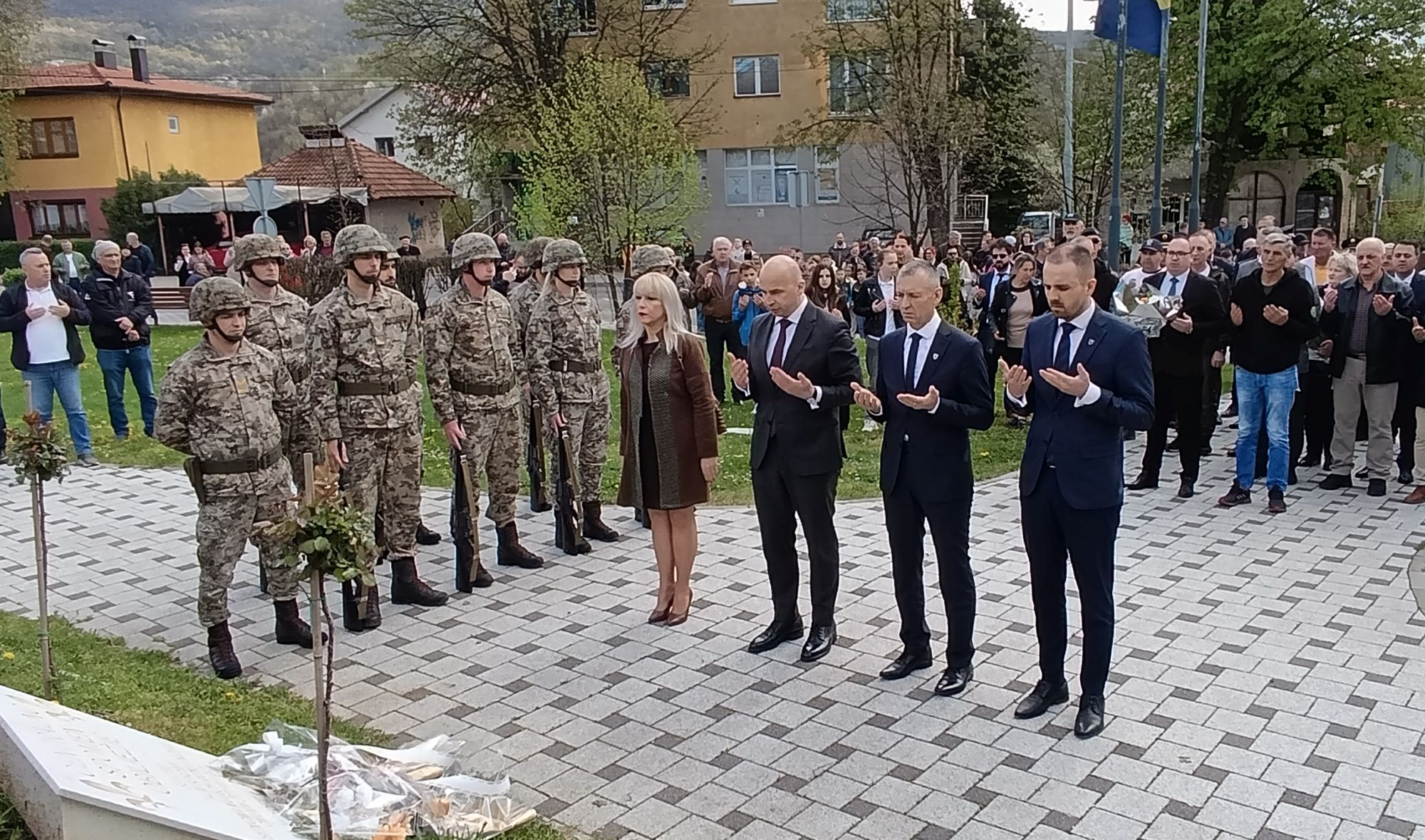 Dan Armije RBiH obilježen defileom, odavanjem počasti i svečanom akademijom