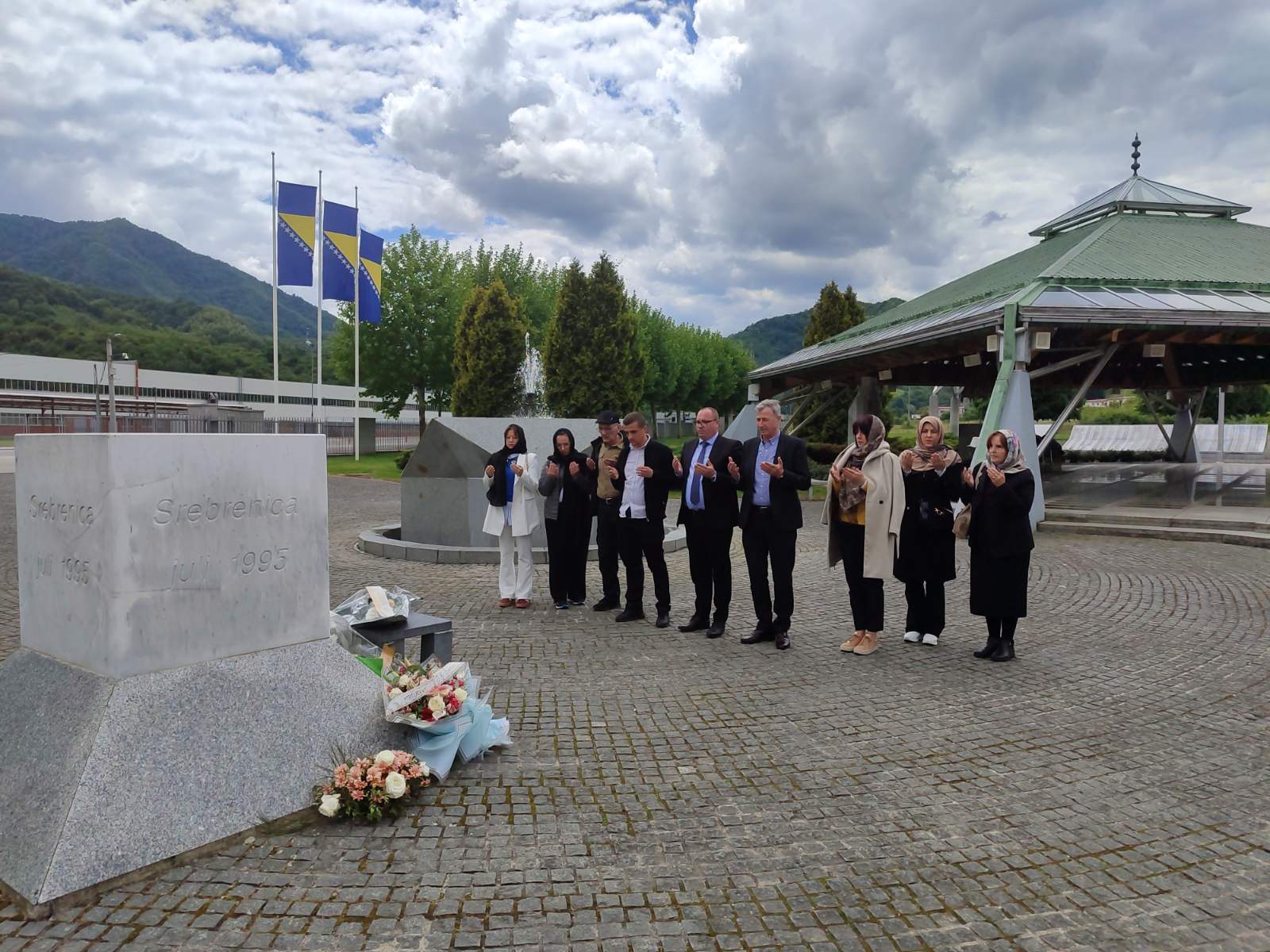 Ministar Adnan Sirovica sa uposlenicima Ministarstva za boračka pitanja posjetio Memorijalni centar Potočari