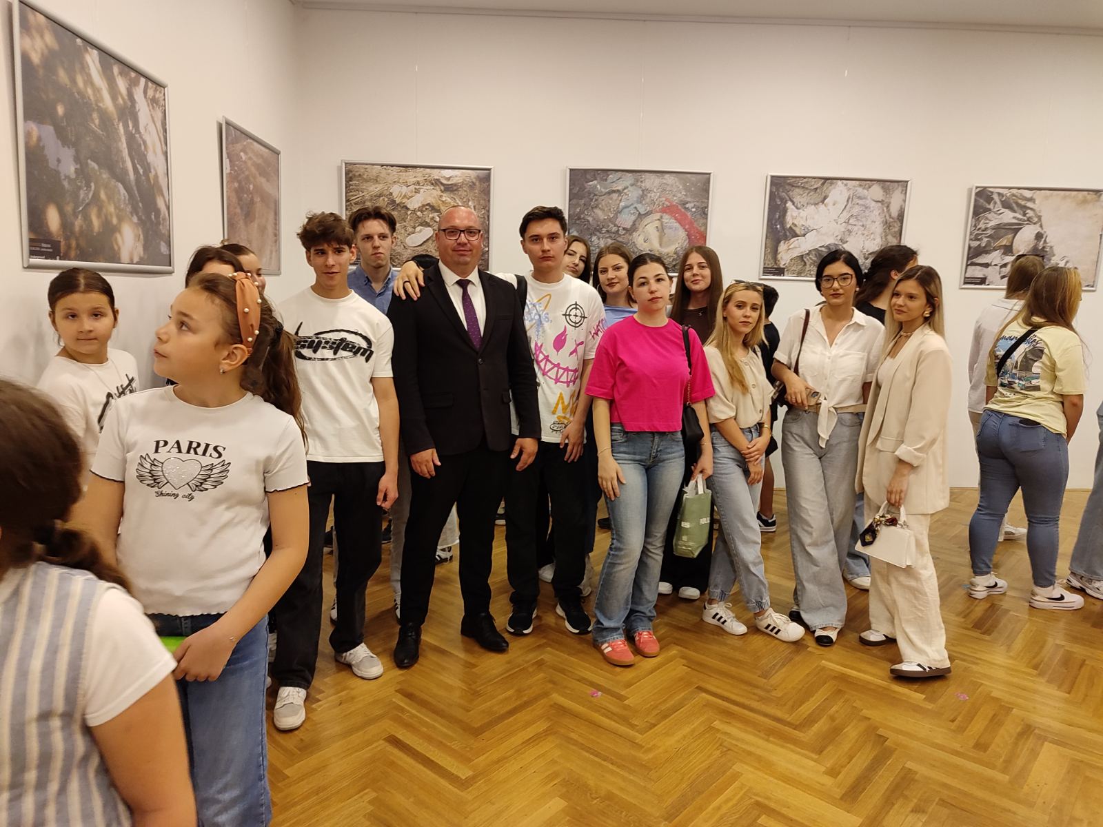 Ministar Adnan Sirovica otvorio izložbu povodom 30. godišnjice genocida u Srebrenici