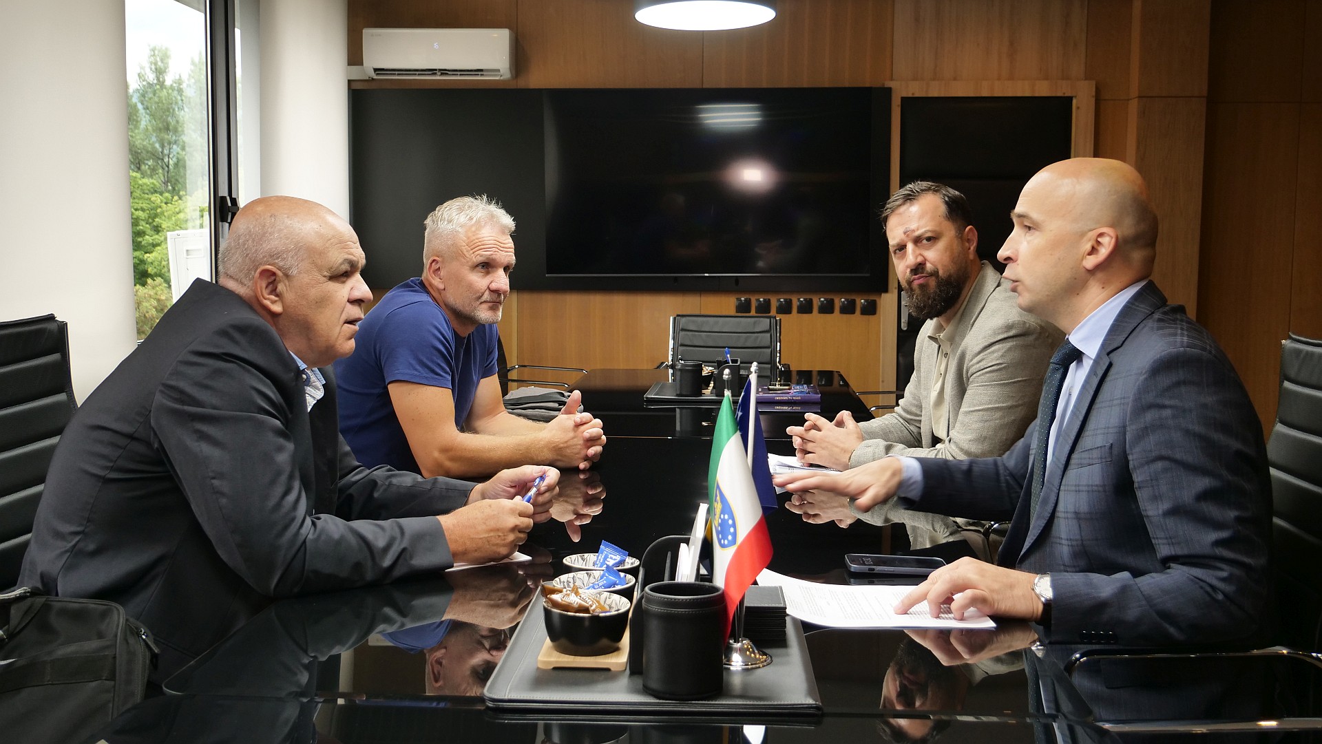 Premijer Pivić: Pozdravljamo odluku suda kojom je odbijena mjera o statusu rektora, a istovremeno pronađen način za isplatu plata