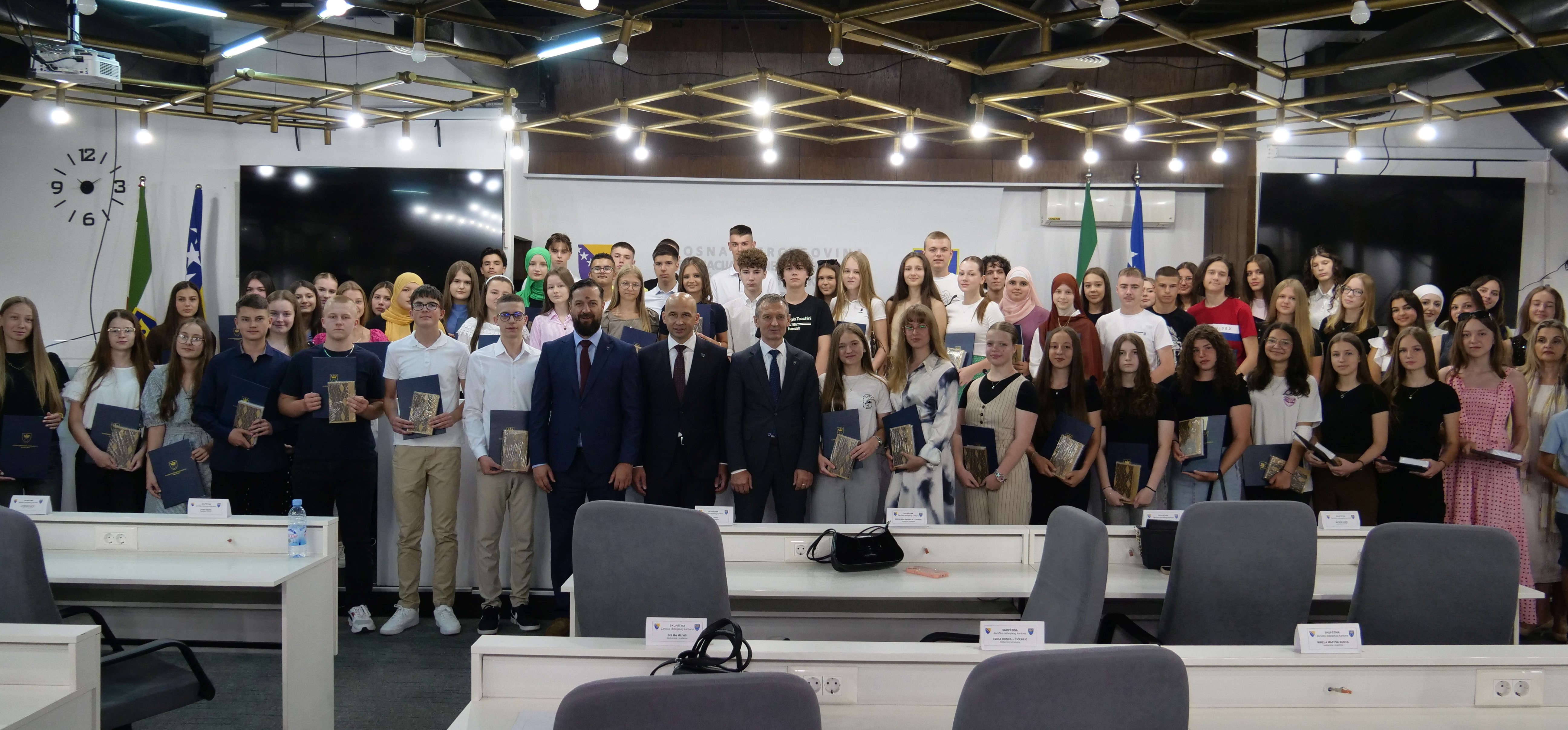 Premijer Pivić uručio nagrade od 500 KM učenicima generacije osnovnih i srednjih škola u ZDK: Ovi mladi su dokaz da BiH ima svijetlu budućnost