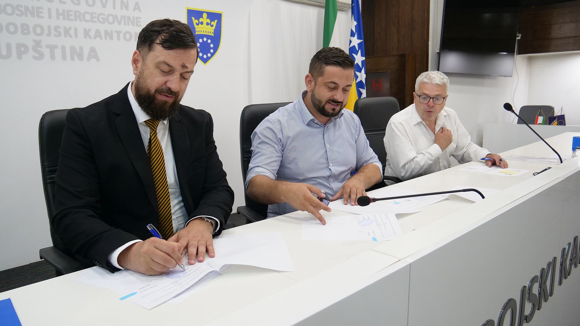 Ministar Mušija potpisao ugovore s općinama Maglaj i Vareš: 275.190,00 KM za izgradnju sportske dvorane i sportskog igrališta