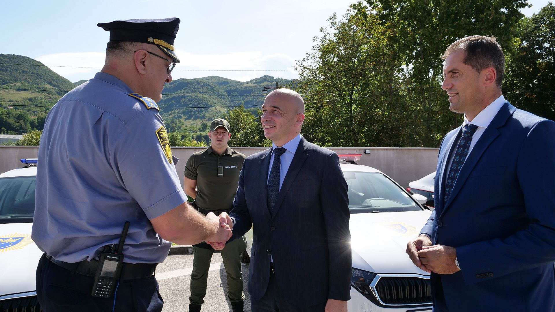 Premijer Pivić i ministar Vračo uručili 14 novih vozila Upravi policije MUP-a