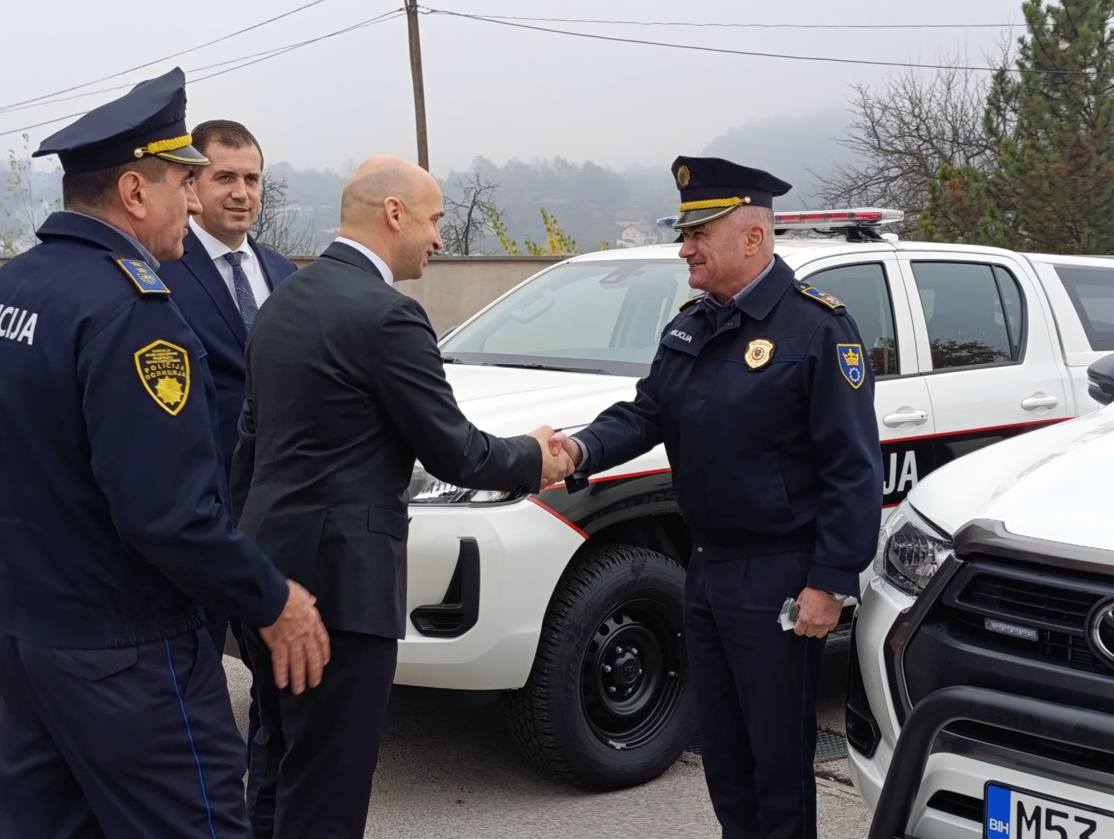 Policiji sedam novih terenskih vozila za efikasniji rad: Sigurnost građana i modernizacija policije prioritet Vlade ZDK