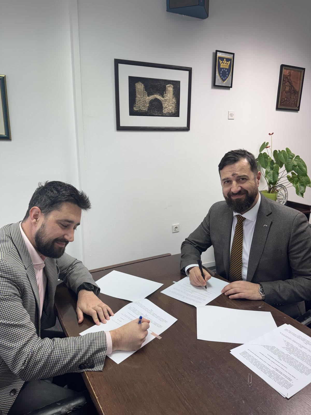 Potpisan ugovor o sufinansiranju uređenja školskih dvorišta u Općini Breza