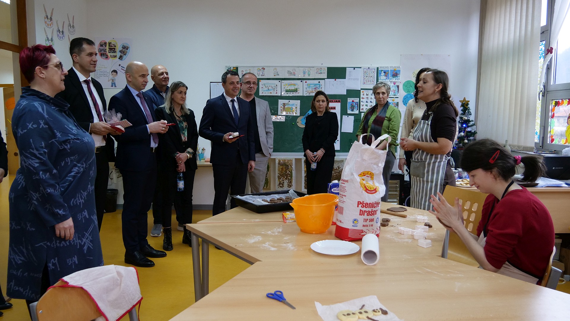 Premijer Pivić i ministri posjetili Dnevni centar u Dobrinju: Bezrezervna podrška za ljepšu svakodnevnicu djece i odraslih s posebnim potrebama