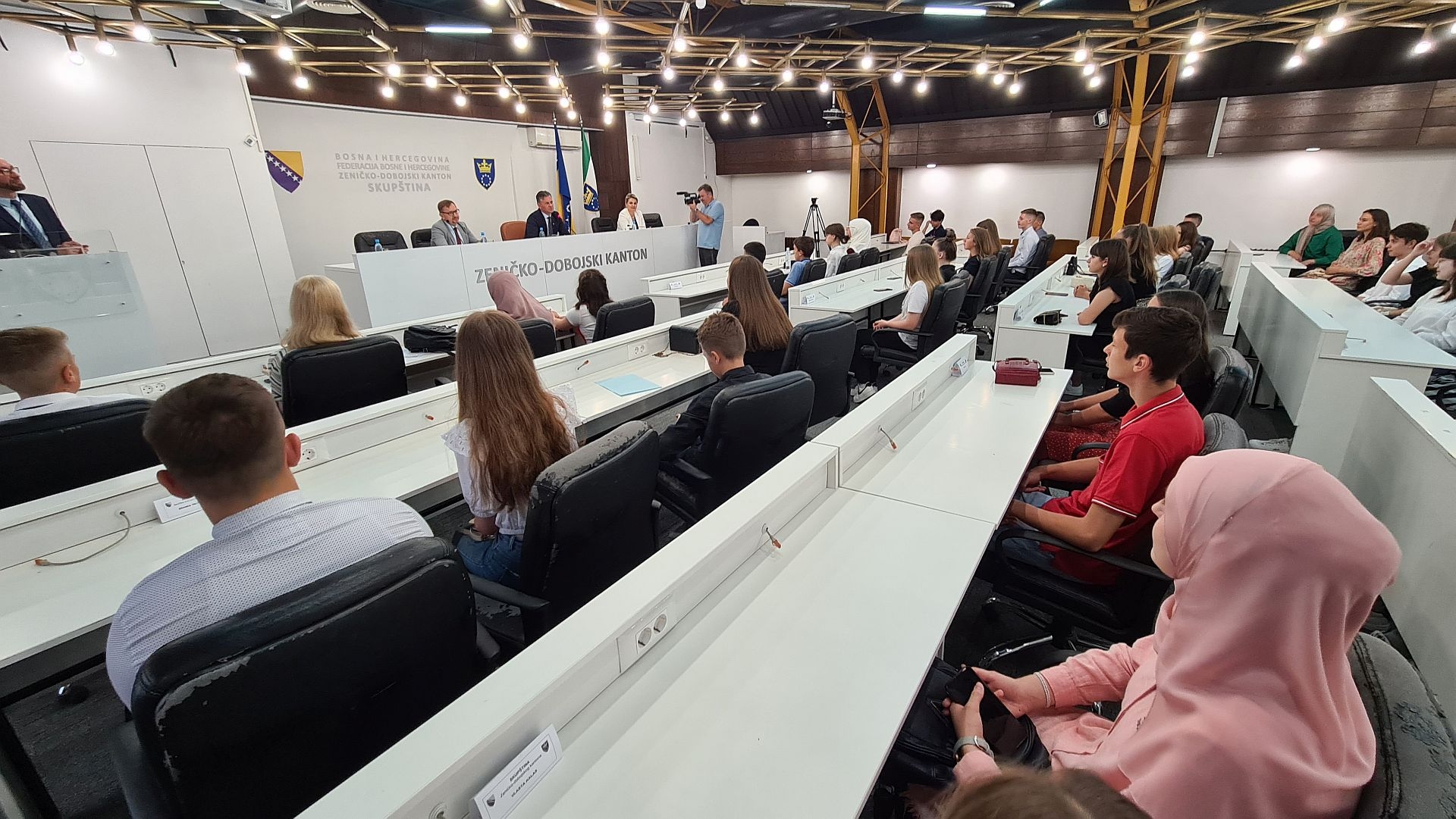 PREMIJER BAŠIĆ I MINISTAR KOZLIĆ UPRILIČILI PRIJEM ZA UČENIKE GENERACIJE OSNOVNIH I SREDNJIH ŠKOLA U ZDK