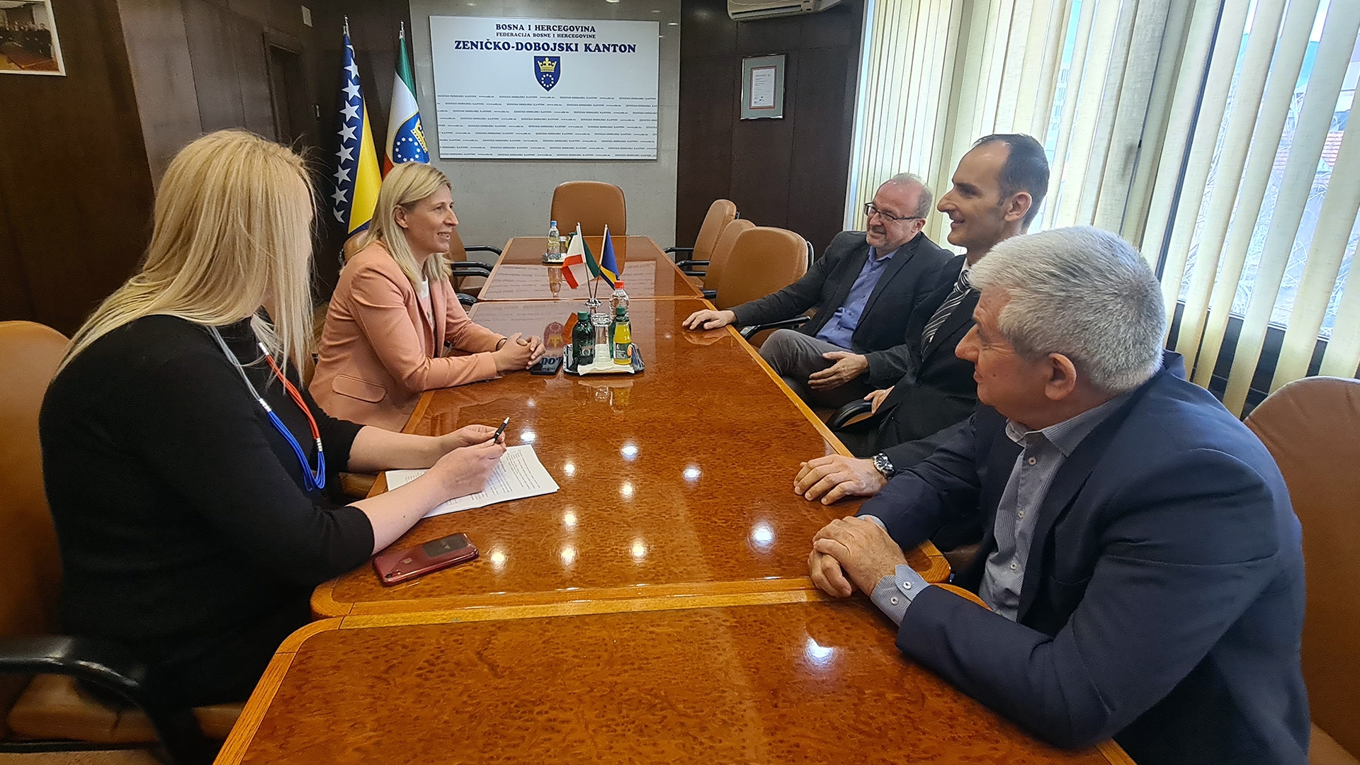 PREMIJERKA MEHMEDIĆ I MINISTRICA SUBAŠIĆ ODRŽALE RADNI SASTANAK S DEKANIMA TRI FAKULTETA UNZE