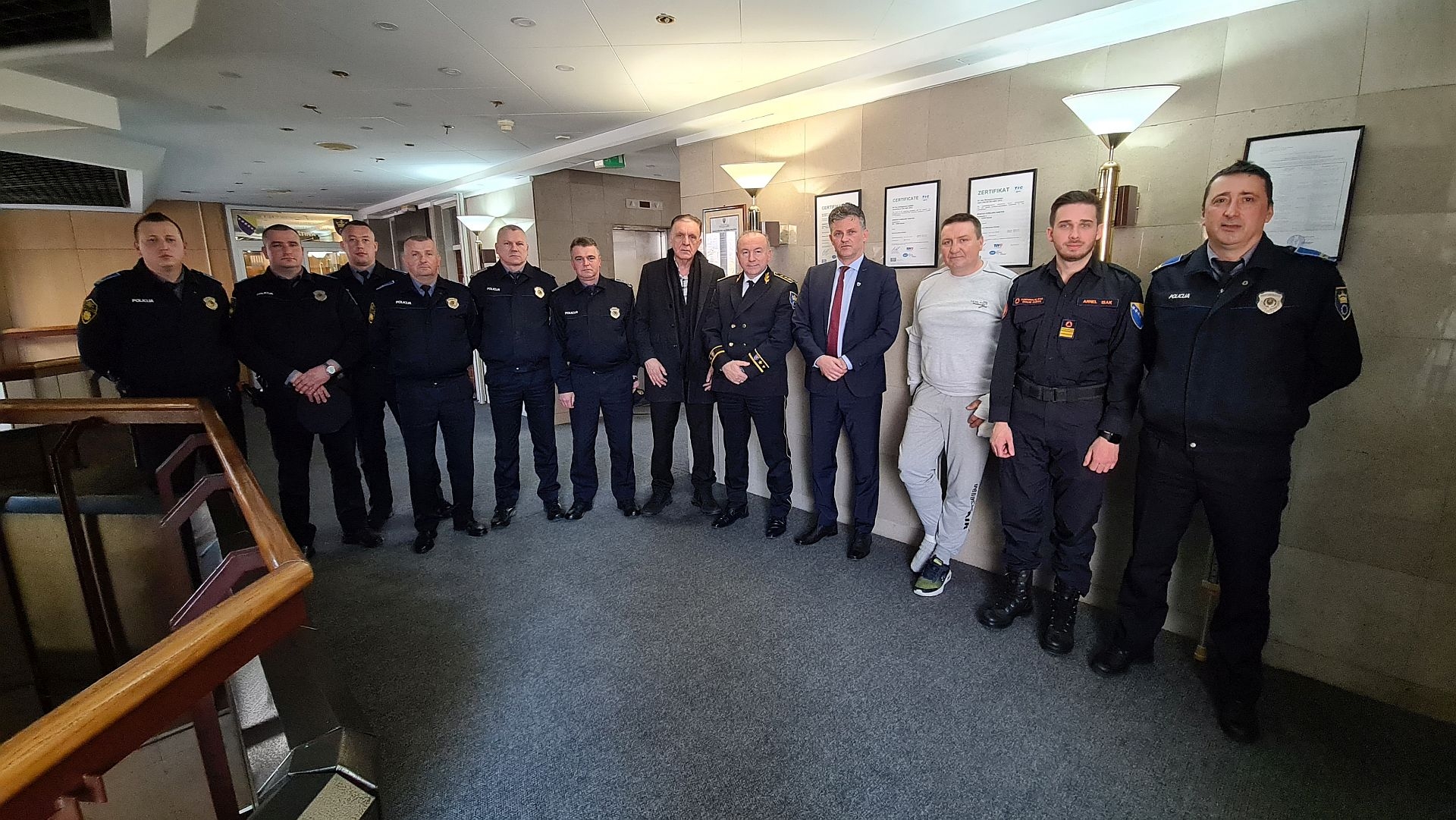 PREMIJER BAŠIĆ UPRILIČIO PRIJEM ZA POLICIJSKE SLUŽBENIKE KOJI SU UČESTVOVALI U AKCIJI HAPŠENJA NAKON RAZBOJNIŠTVA U APOTECI U ZENICI