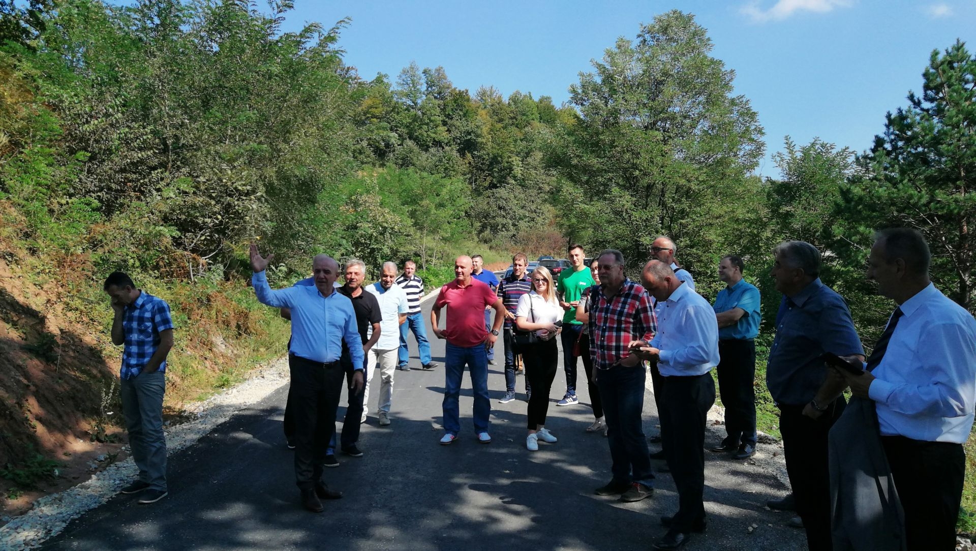 NOVI PUT ZA BOLJI ŽIVOT POVRATNIKA: ZAVRŠENO ASFALTIRANJE PUTA MAGLAJ-TESLIĆ PREKO HATKINIH NJIVA