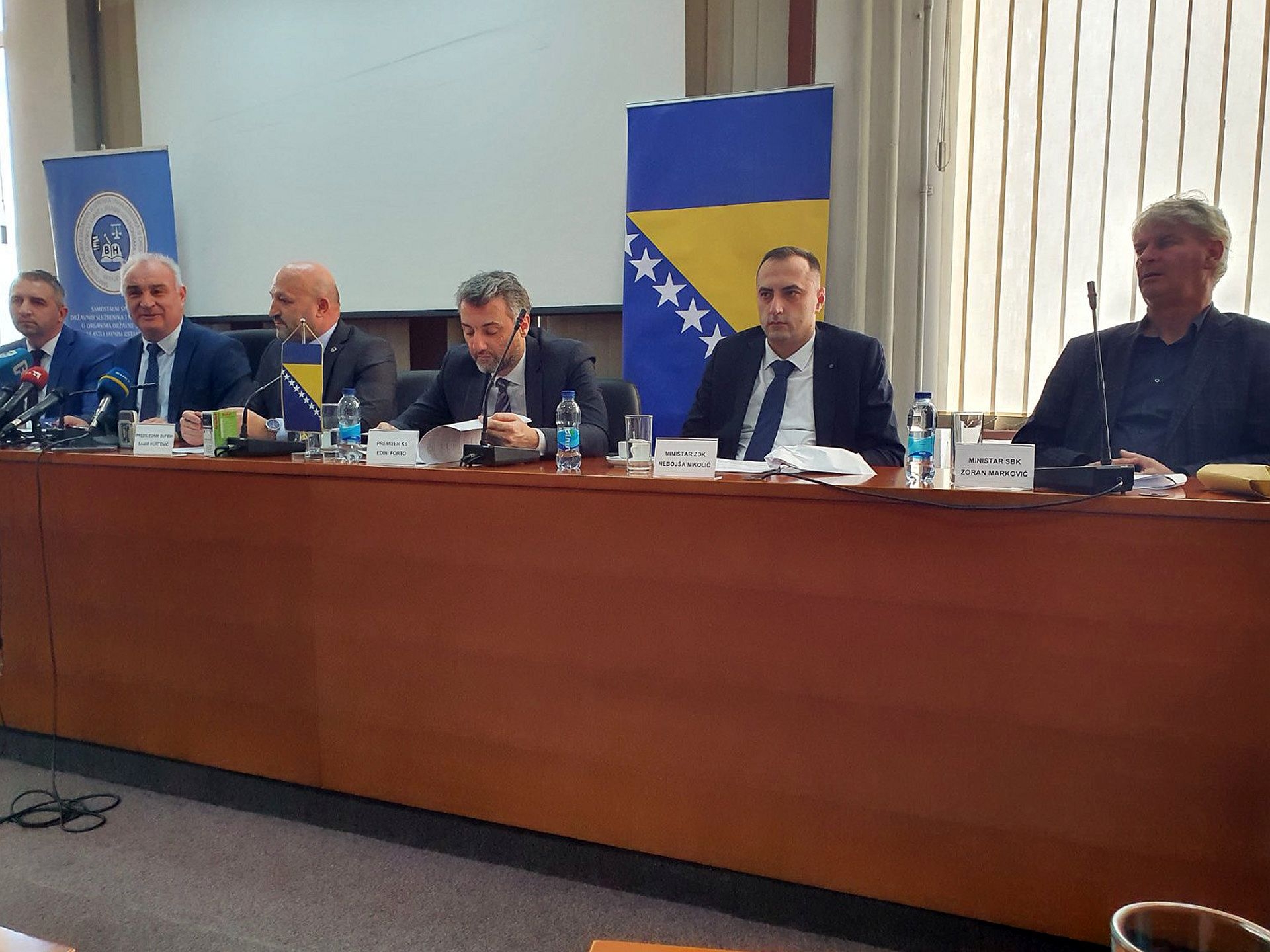 MINISTAR NIKOLIĆ UIME VLADE ZDK POTPISAO KOLEKTIVNI UGOVOR ZA DRŽAVNE SLUŽBENIKE I NAMJEŠTENIKE