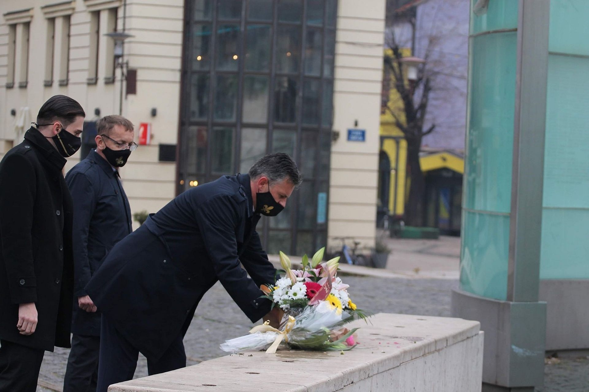 DELEGACIJA VLADE ZDK POLOŽILA CVIJEĆE NA SPOMEN-OBILJEŽJU KAMENI SPAVAČ U ZENICI