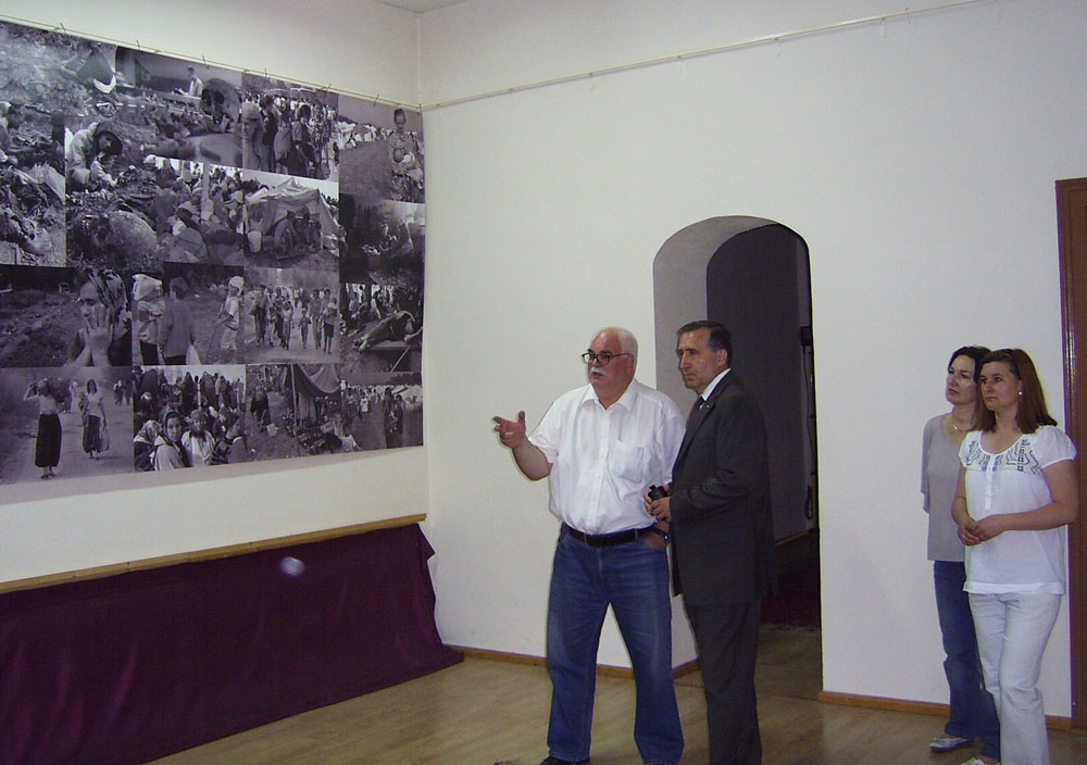 premijer Plevljak sa uposlenicima Zavičajnog muzeja pogledao izložbu fotografija