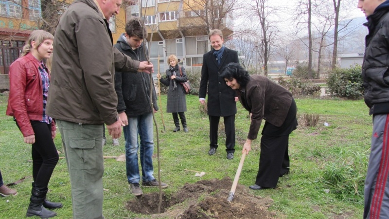 Ministar Bošnjak i učenici O.Š. „Musa Ćazim Ćatić“ posadili sadnice pred školom