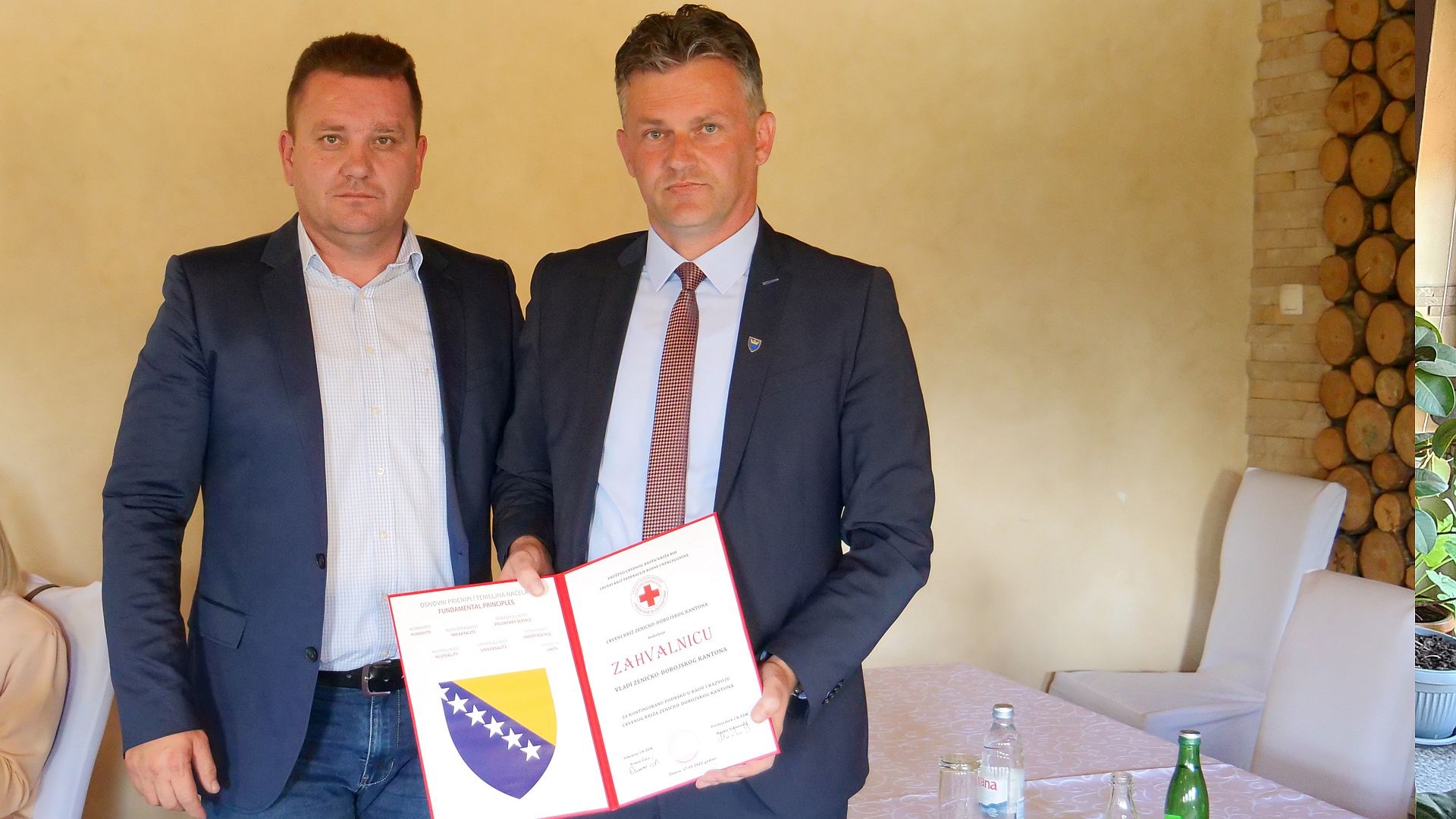 CRVENI KRIŽ ZDK URUČIO ZAHVALNICU PREMIJERU MIRNESU BAŠIĆU
