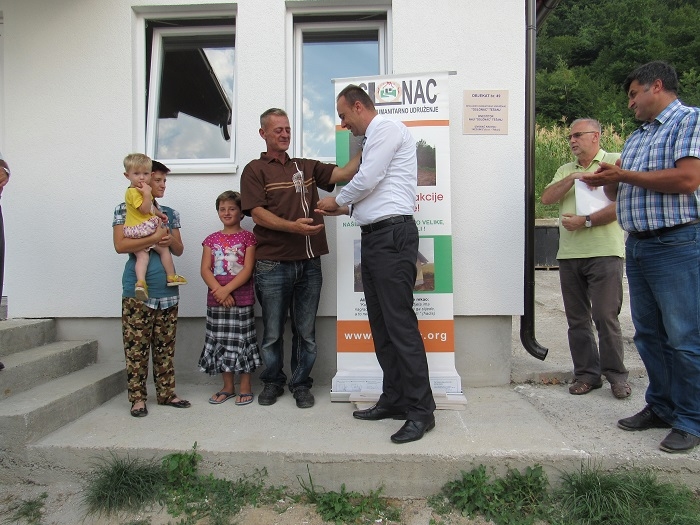 MINISTAR ČOLAKOVIĆ URUČIO KLJUČEVE ZA NOVOIZGRAĐENI STAMBENI OBJEKAT DEMOBILISANOM BORCU HASANBAŠIĆ BAHRUDINU IZ MJESTA TREPČA-OPĆINA TEŠANJ