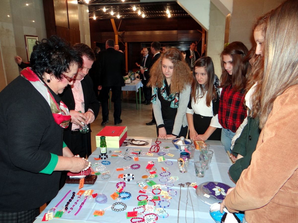  “Šljokice” organizirale prodajnu izložbu za članove Vlade ZDK i zastupnike Skupštine ZDK i prikupljeni novac donirale za školsku drugaricu Aminu Halilić