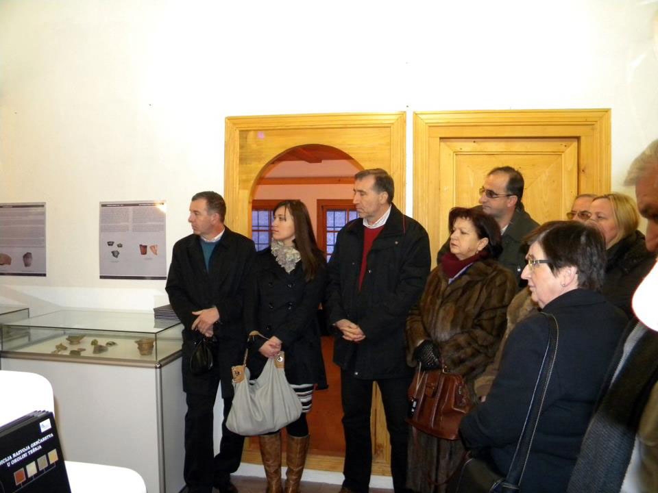 Na izložbi se mogu pogledati fragmenti keramike i grančarski predmeti tešanjskog kraja