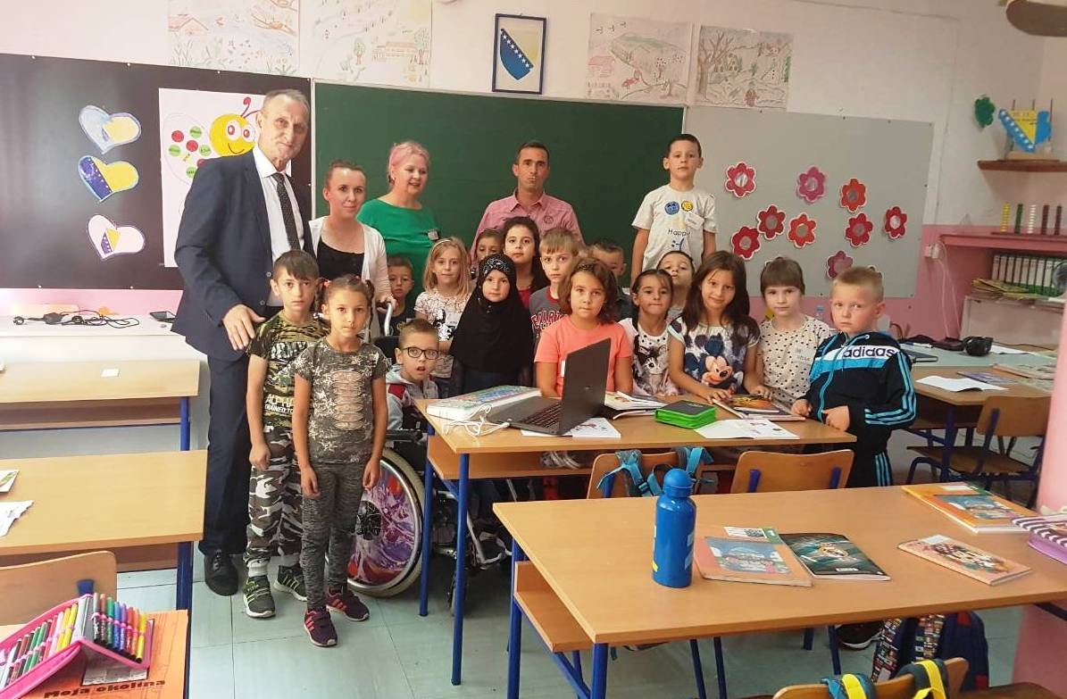 INKLUZIVNA NASTAVA U PRVOJ OSNOVNOJ ŠKOLI ZAVIDOVIĆI: PRVAČIĆ TARIK DOBIO LAPTOP SA SPECIJALNOM TASTATUROM