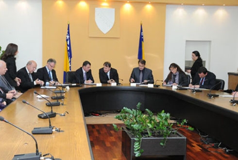 Manji topli obrok i regres u organima uprave