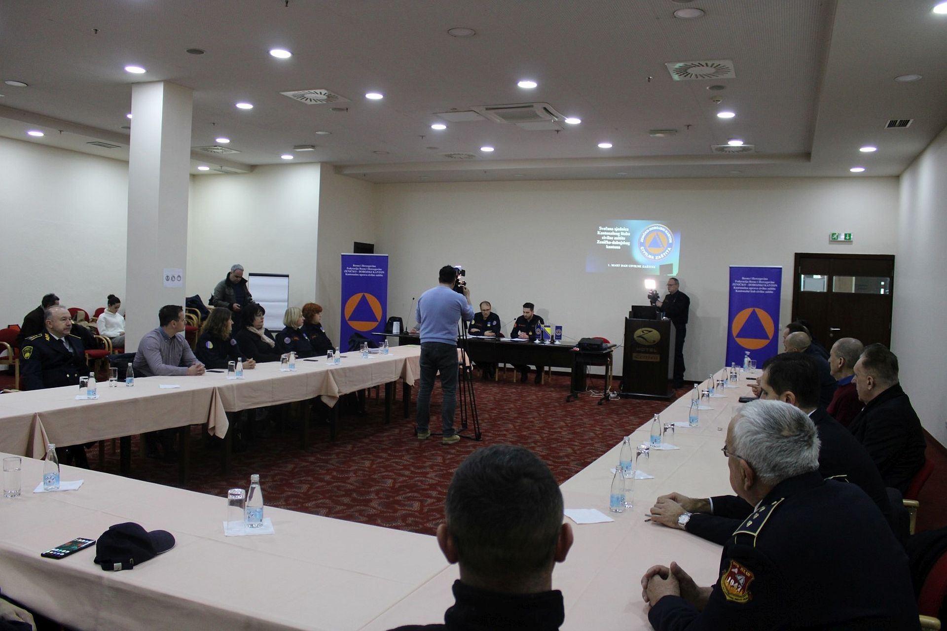 VATROGASCU MUHAREMU HUJDURU I POLICAJCU ERMINU MUJEZINOVIĆU ZLATNA ZNAČKA CIVILNE ZAŠTITE