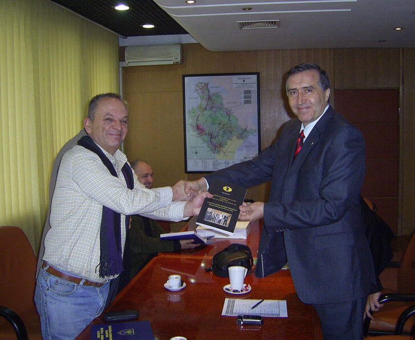 Emir Dizdarević poklonio autorsku knjigu premijeru Plevljaku