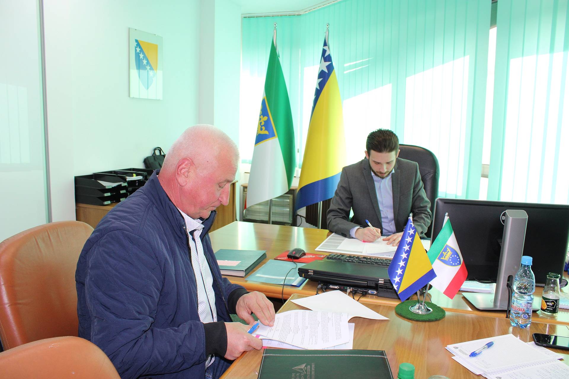 USKORO POČINJE IZGRADNJA PJEŠAČKE STAZE U PILJUŽIĆIMA, MINISTAR ISAK POTPISAO UGOVOR VRIJEDAN 130.393,20 KM