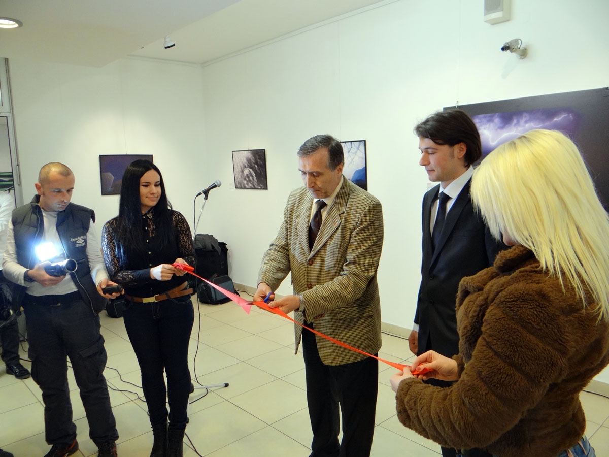 Otvorena humanitarna izložba fotoreportera Dade Ruvića