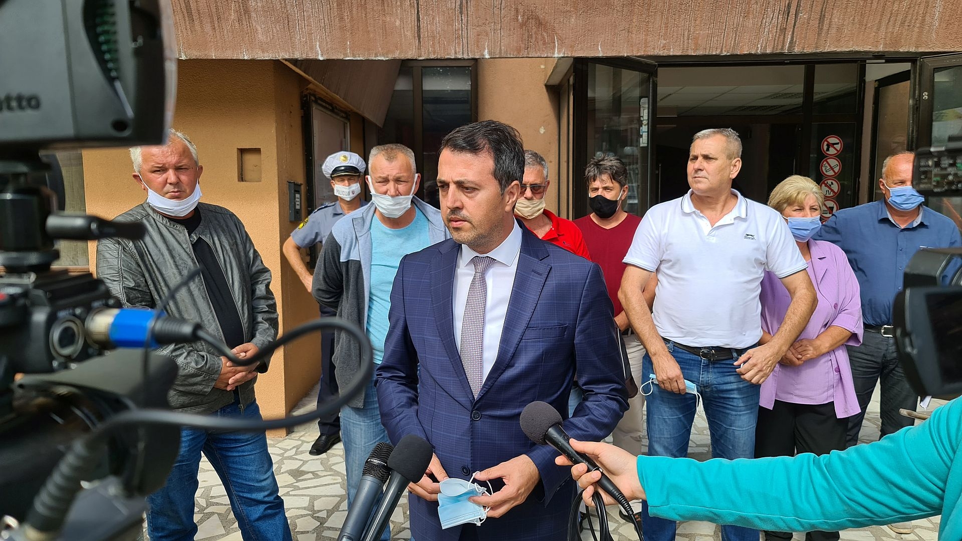 IZJAVA PREMIJERA ZDK MIRZE GANIĆA NAKON SASTANKA O PENZIONISANJU RADNIKA KRIVAJE MOBEL U STEČAJU