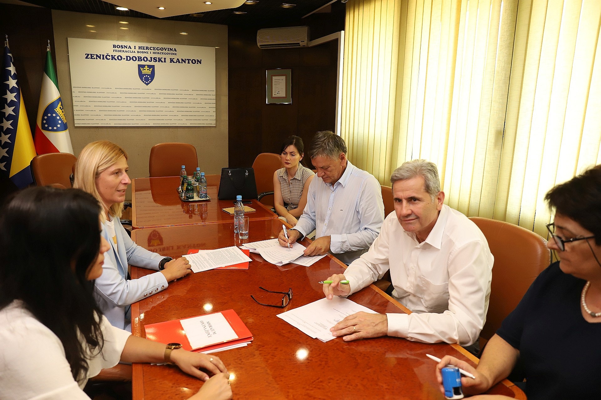 U VLADI ZDK POTPISANI SPORAZUMI O ZAJEDNIČKOM FINANSIRANJU IZGRADNJE OBJEKATA SLUŽBE HITNE MEDICINSKE POMOĆI U ZENICI I AMBULANTE PORODIČNE MEDICINE U ŽELJEZNOM POLJU